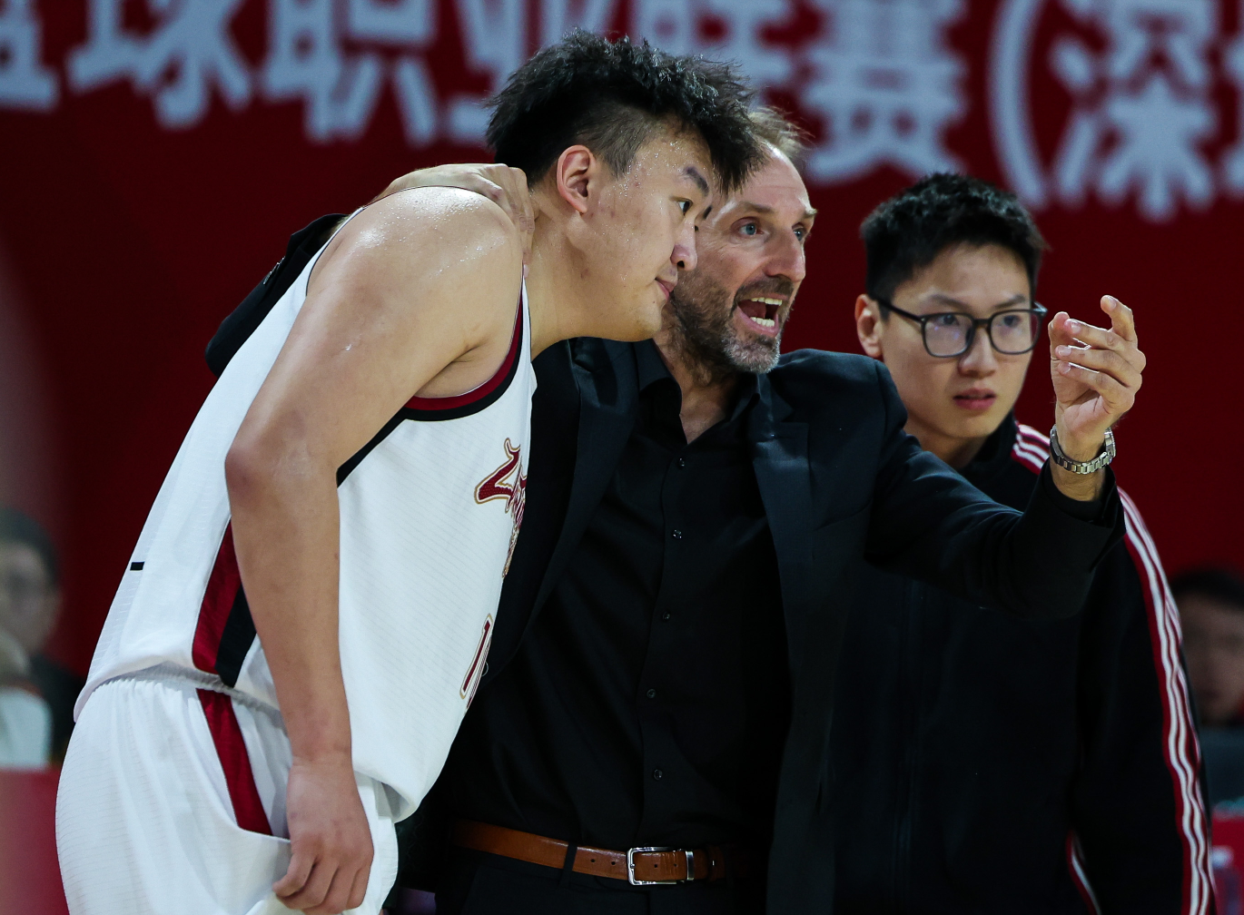 换帅如换刀！从6战5负到9战8胜，只因换了一个教练 球迷：CBA奇迹