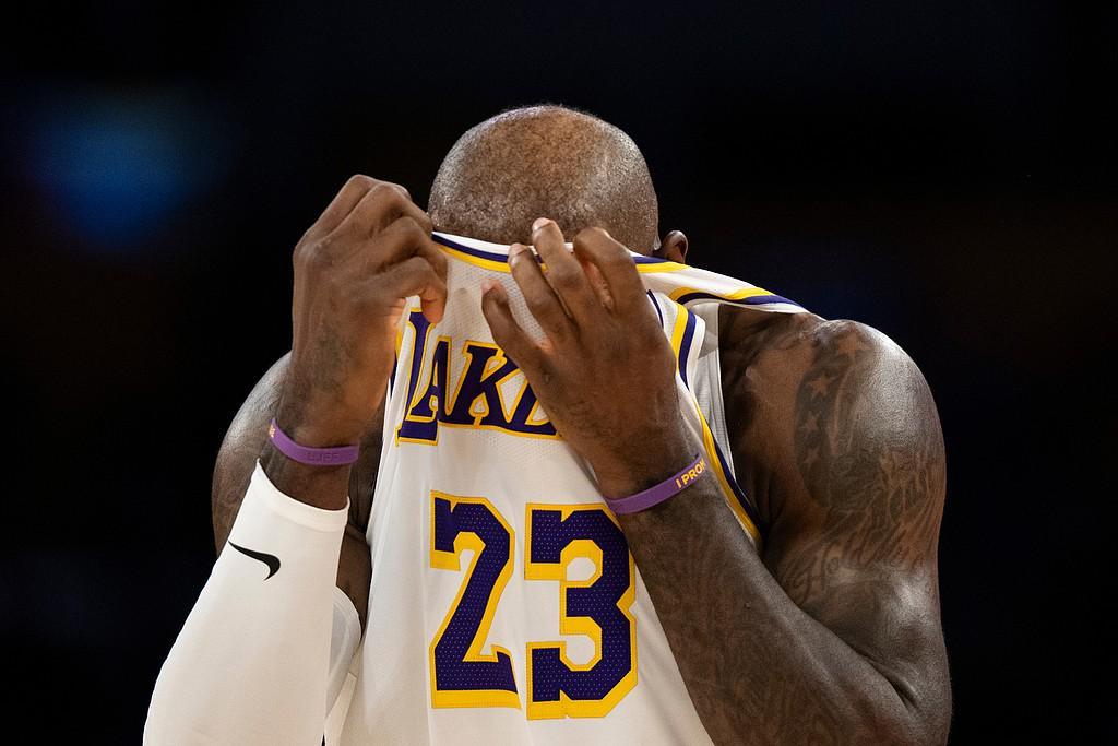 世界杯直播下载-末节追分未果，詹姆斯全场19投9中拿下23分5板6助，正负值-7