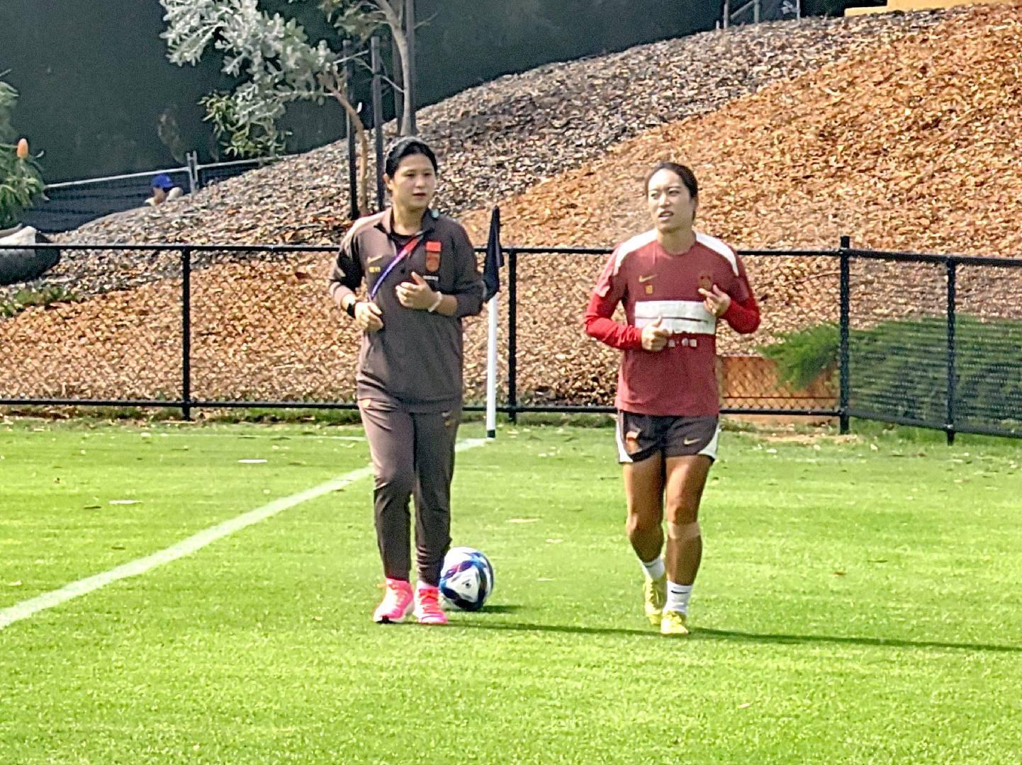 世界杯高清直播-中国女足在珀斯首次训练，唐佳丽单独训练，陈巧珠缺席